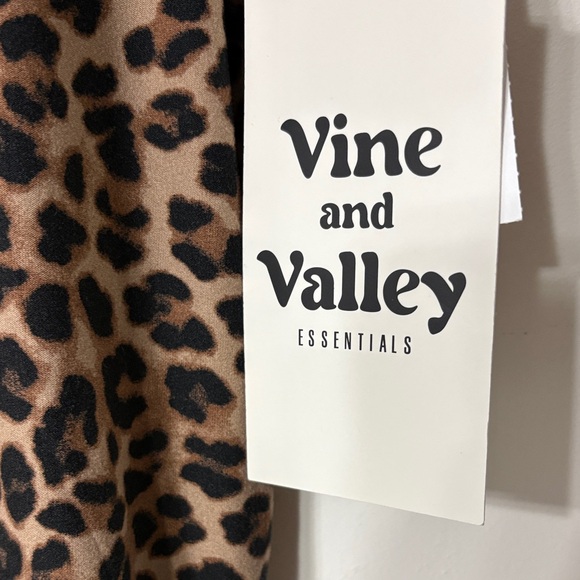 NWT Vine & Valley Leopard Print Women's Top - Picture 2 of 3